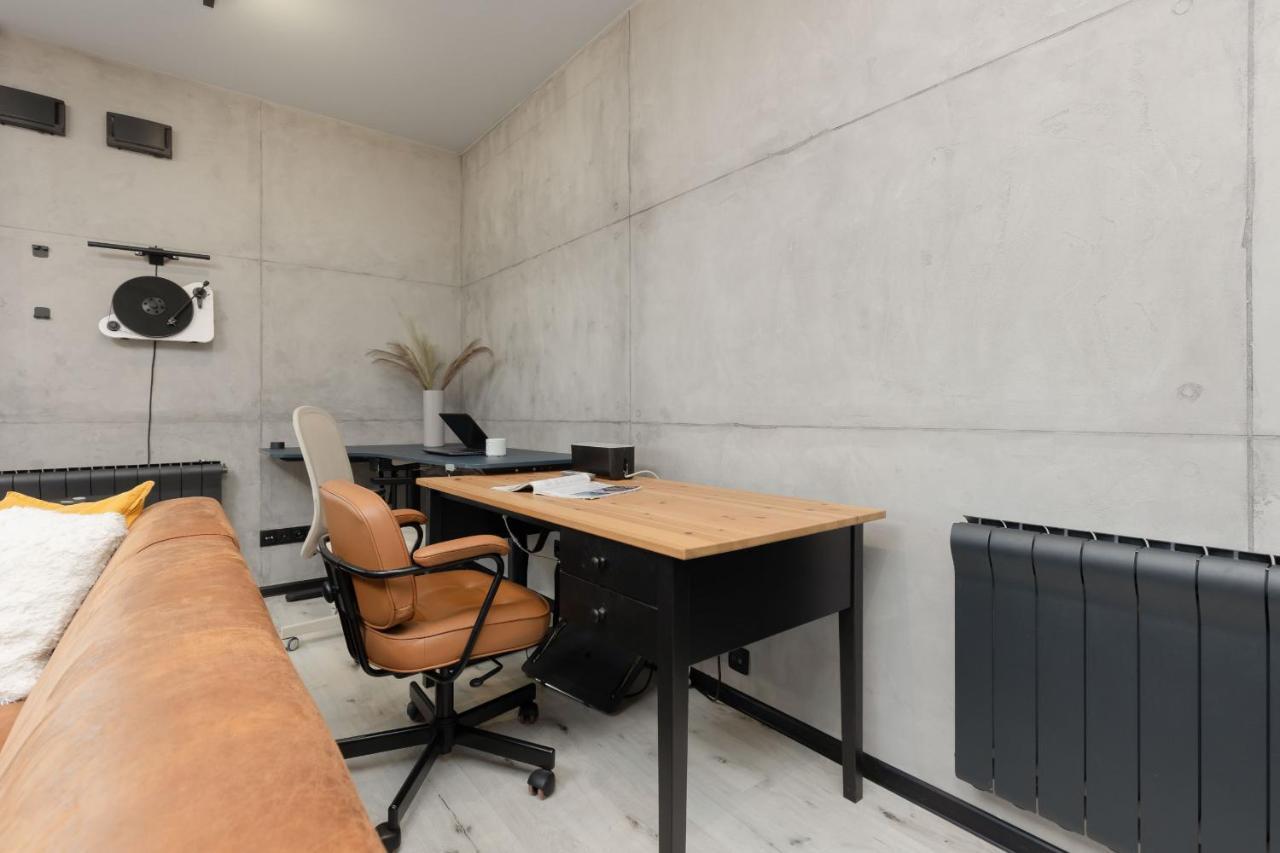 Industrial Pet-friendly With Movie Projector By Renters * Varsavia