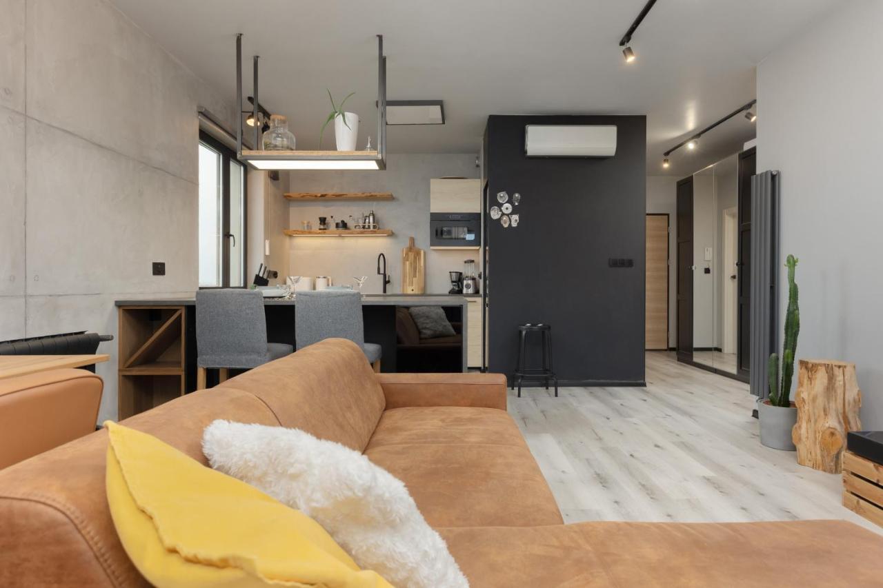 Industrial Pet-friendly With Movie Projector By Renters Varsavia