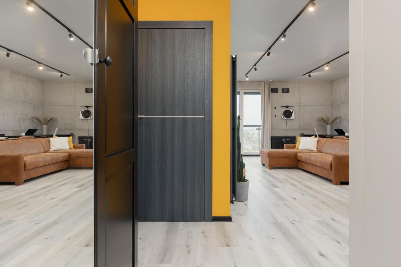 Industrial Pet-friendly With Movie Projector By Renters Apartament